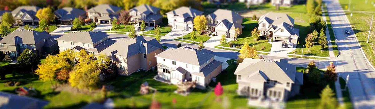 Model of a neighbourhood with big houses and green lawns